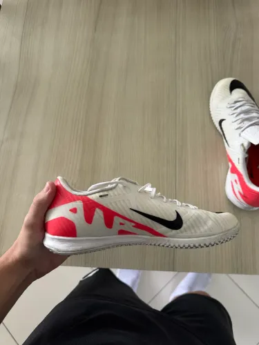 Chuteira Nike Futsal Air Zoom Vapor 15 Academy Branca/Vermelha