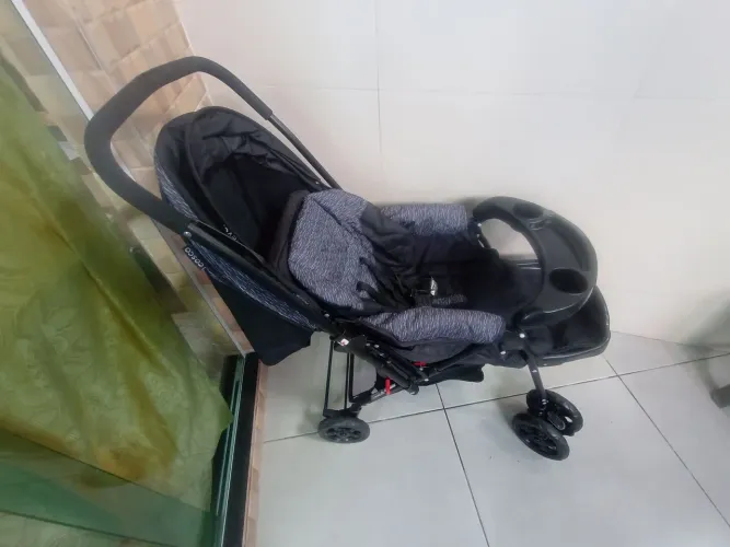 Carrinho com bebê conforto