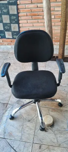 Cadeira de escritório giratória preta modelo Laizz