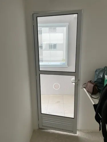 Porta Sacada Vidro Temperado + Veneziana - Original de Apartamento Novo, Sem Uso