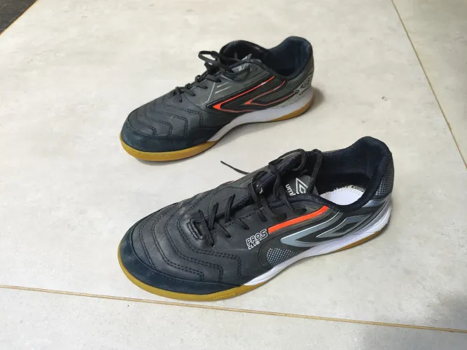 Par de chuteiras futsal Umbro n° 40 usada
