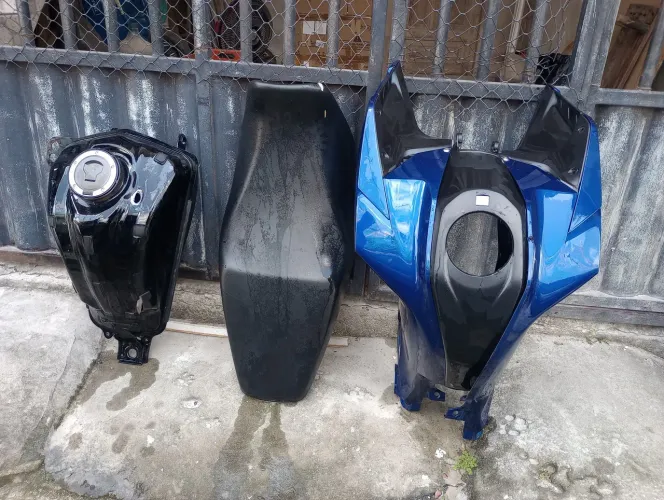 Vendo um tanque com carenagem e um banco da Titan 160 Honda