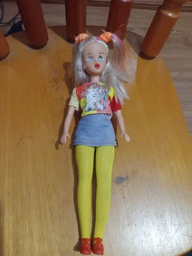 boneca Susi clássica da marca Estrela com cabelo loiro e mechas coloridas