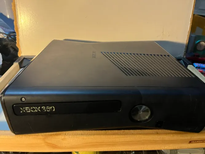 console Xbox 360 da Microsoft na cor preta c/deito