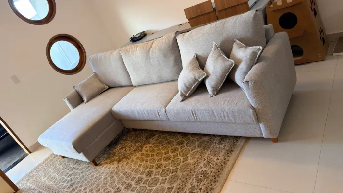 Sofá com chase cinza modular impermeabilizado.