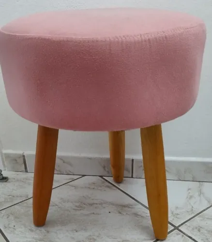 Vendo este lindo puff...com pés palito...na cor rosa...