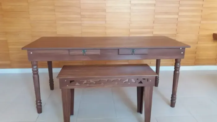 Mesas rústicas em pátina para decoração de festas.