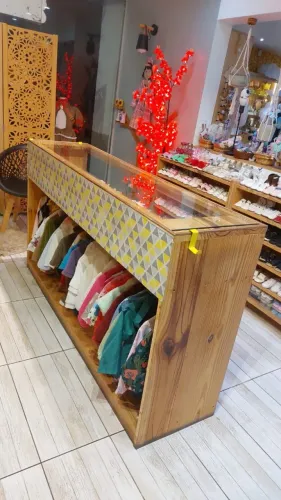 Vendo mesa expositora de roupas e acessórios com vidro