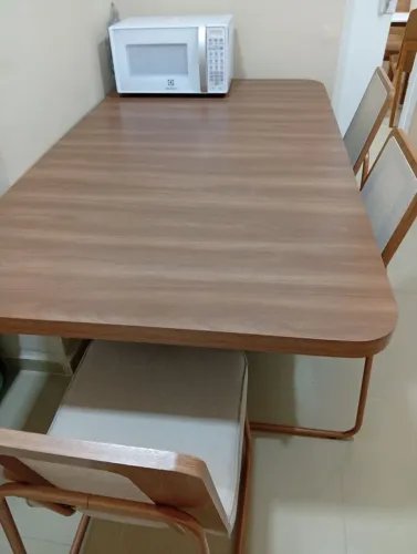 Mesa 6 lugares com cadeiras. Muito nova!