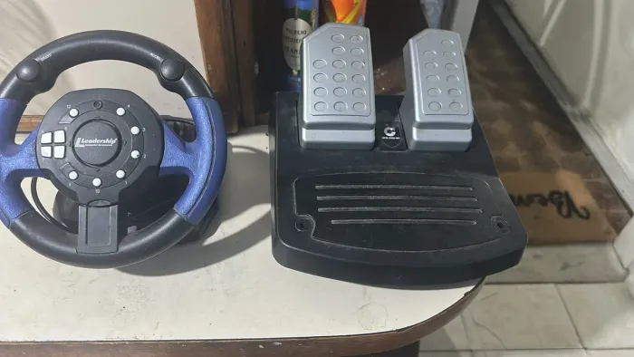 Volante com pedal para computador e alguns vídeos games 
