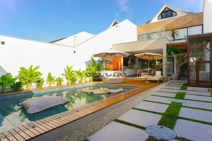 Casa à Venda no Condomínio Rio Mar | 6 Suítes | Porteira Fechada | Barra