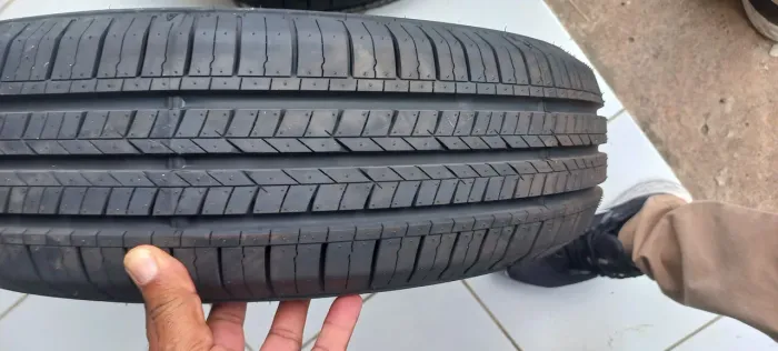 Vendo 4 pneus 175/70/14 valor 1.200 reias ...