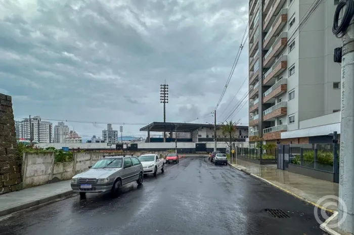 Apartamento semimobiliado com ampla sacada e vista livre em Florianópolis