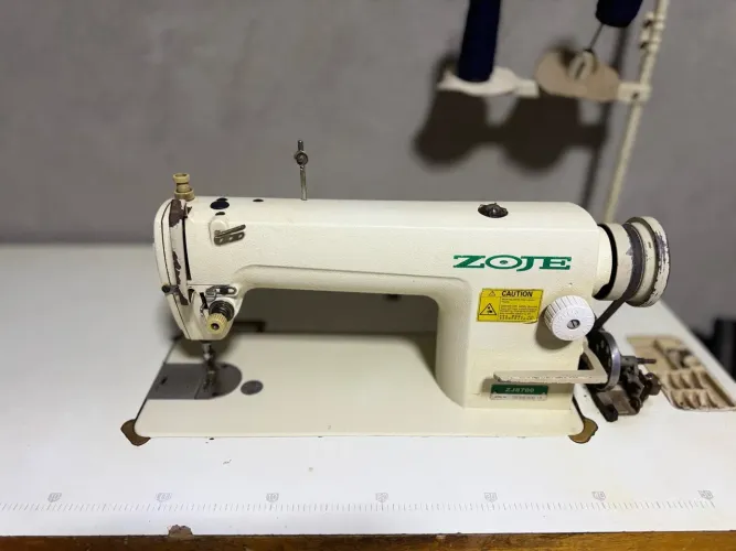 Máquina de costura reta industrial