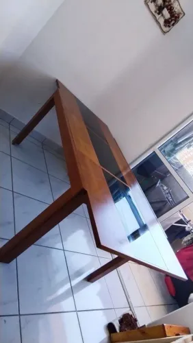 Mesa de vidro e madeira