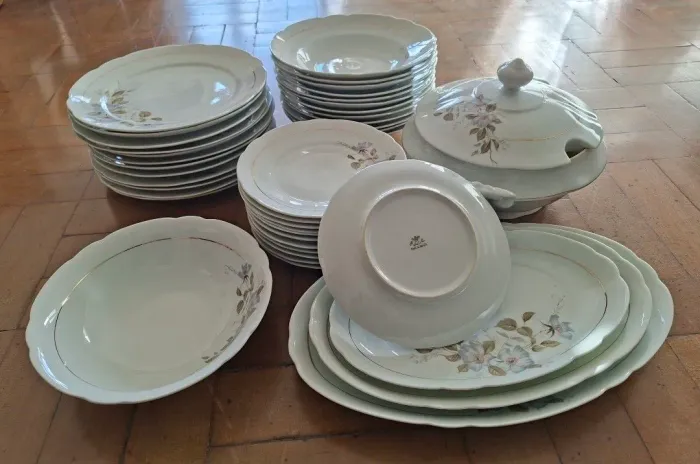 Aparelho de jantar Porcelana Vintage com 41 peças floral com friso dourado (Marca Real)
