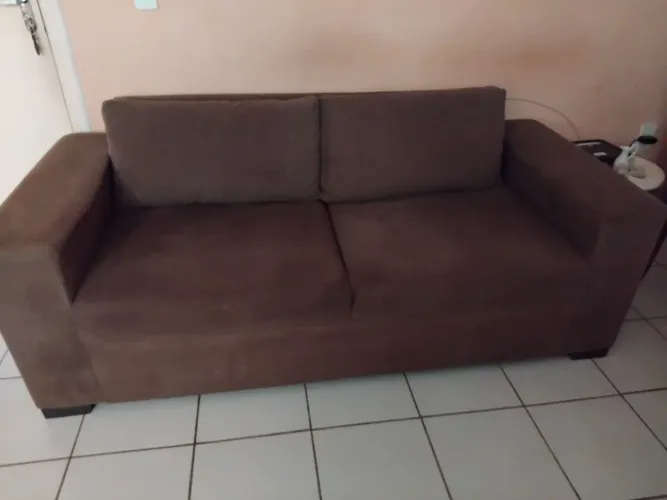 Vendo sofá de 3 lugares na cor marrom, com 2 metros de comprimento. Está em ótimo estado.