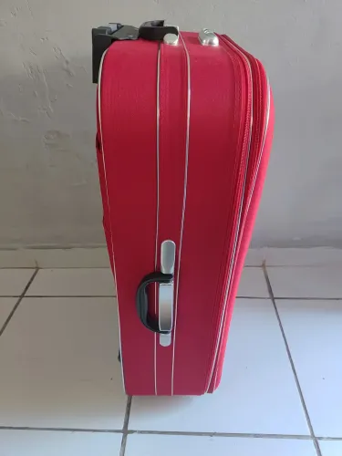 Mana de viagem vermelha 32 kg enorme.