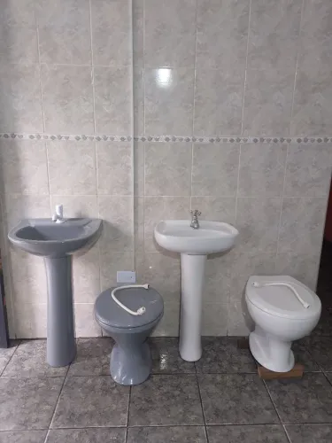 Vaso Sanitário com tampa,,,Pia com Coluna+Torneira+Válvula e Flexível.(Branco e Cinza).