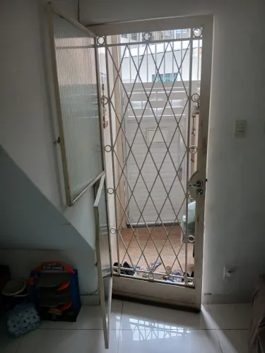 Porta de ferro reforçado.