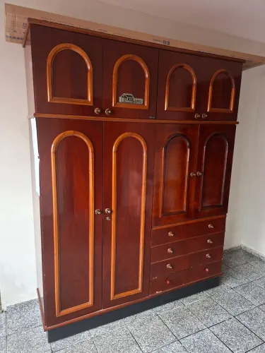 Guarda-roupa de madeira maciça 4 portas com espelho e gavetas