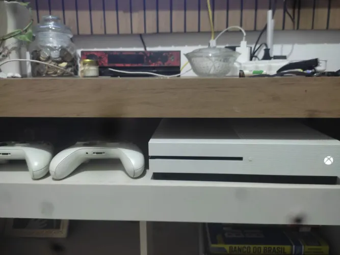 Xbox One S - 1TB - + 2 controles.