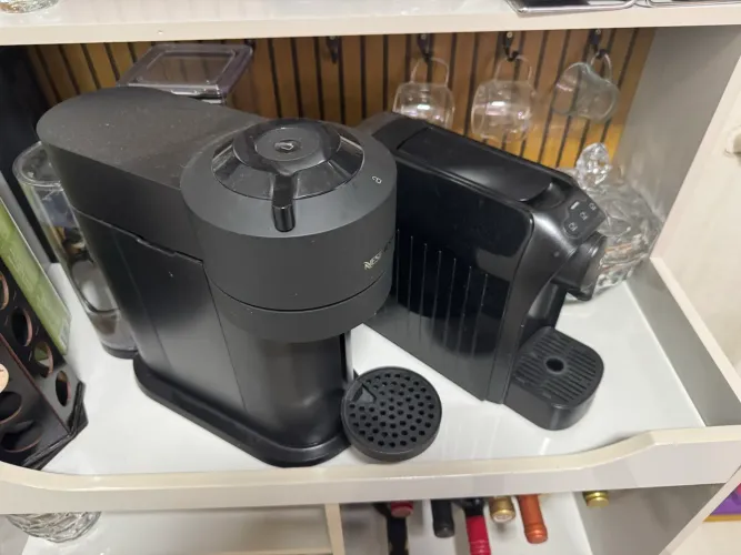 Máquina de café Nespresso e Três Corações, conjunto com duas máquinas