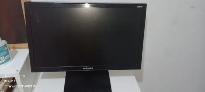 Vendo monitor com o teclado e mouse e os cabos