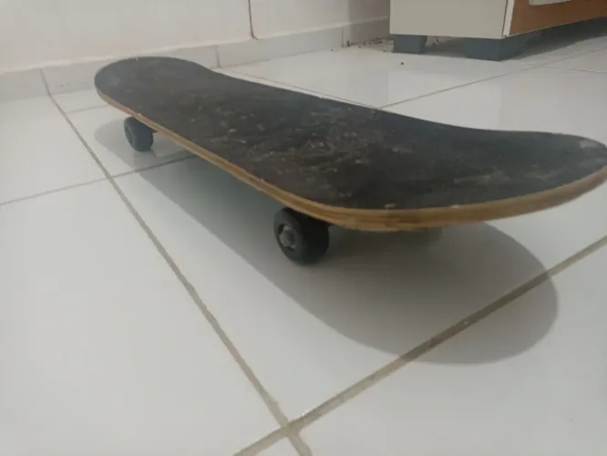 Skate por 45 reais com desgastes mas com rodas e estrutura boa funcionando normalmente