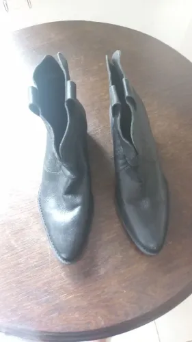 Botas de couro legítimo.