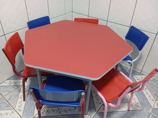 Mesas e cadeiras escolares