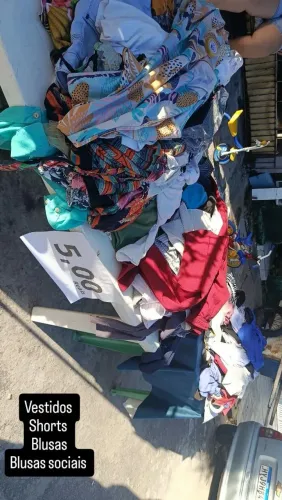 Lote de roupas pra usar ou bazar brechó.