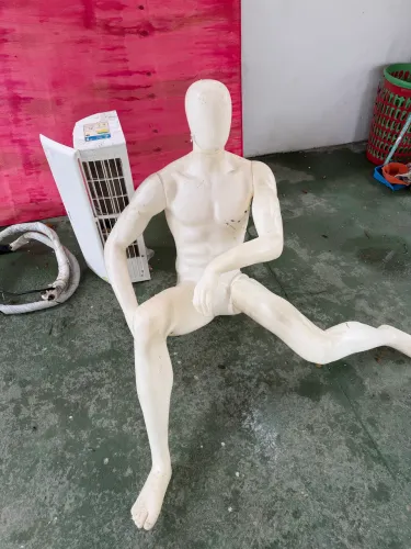 Manequim masculino sentado