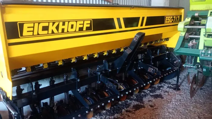 Vendo semeadeira Eickhoff Máq. Agríc. Ltda. modelo ESC-717, 17 linhas, hidráulica,