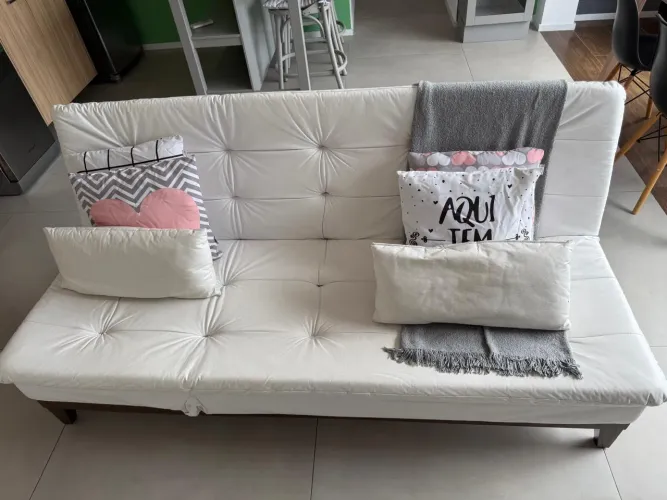 Sofá-cama branco em ótimo estado - R$ 500