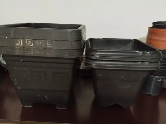 VASOS DE PLANTAS DIVERSOS TAMANHO, PLÁSTICO - LOTE COM + DE 30 VASO - retirar em IRAJÀS