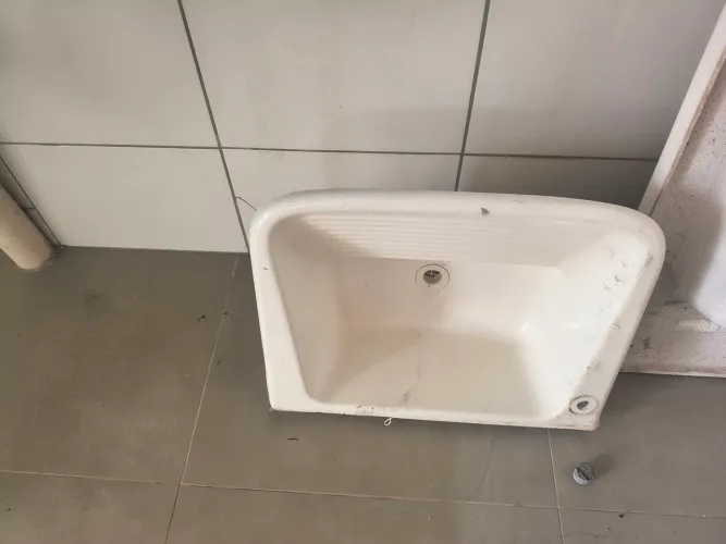 Vende se Este Tanque ,Cor Branco Material Cerâmica/Louça.