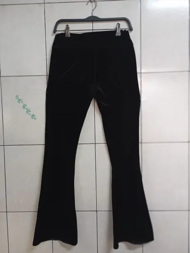 Calça feminina flare de veludo preta tamanho M 