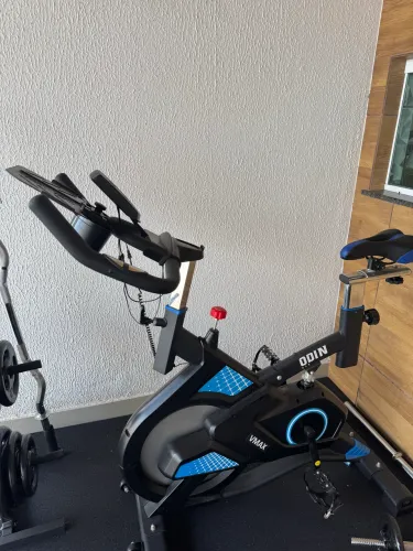 BICICLETA DE SPINNING ODIN FIT VMAX - RODA DE INÉRCIA 13 KG