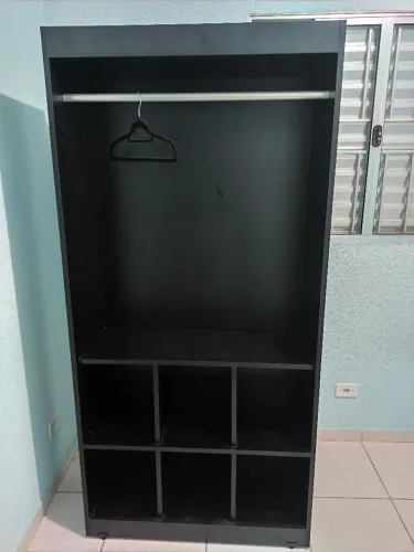 Armário com cabideiro e colméia preto