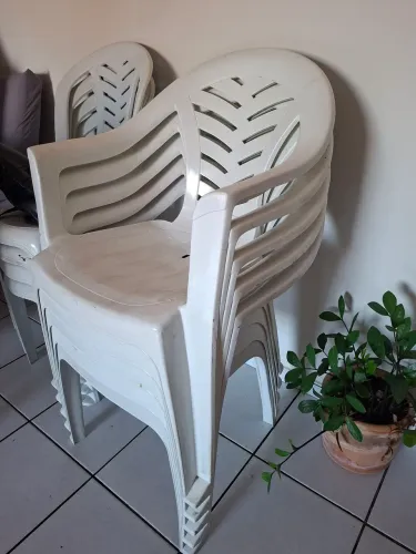 Cadeira plástica com braço