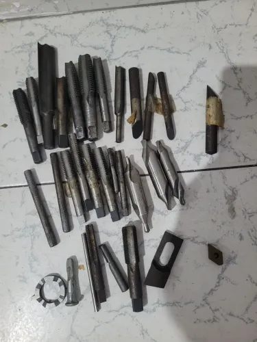 Lote de Machos para Abrir Rosca, Brocas de Centro e Ferramentas de Usinagem