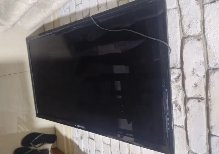 TV Samsung LED de 40 polegadas, modelo UN40D5003BGXZD.(Defeito)