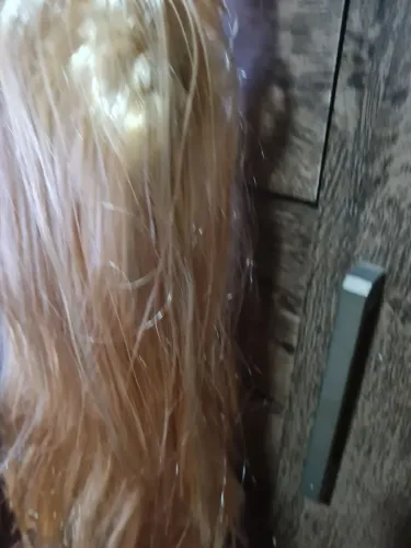 Vendo 2 perucas, 1 loira longa com franja a outra castanho curta com franja