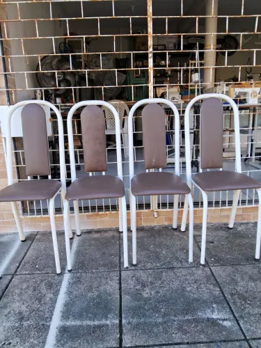Vendo jogo de 4 cadeiras com estofamento novo