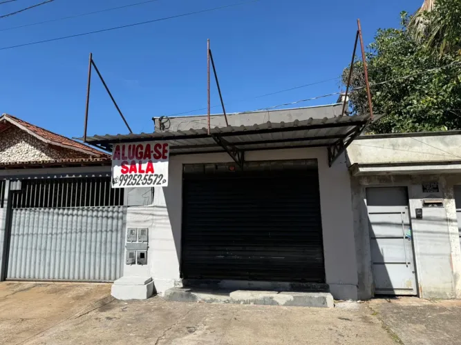 Aluga-se Sala Comercial de frente à Praça CSU