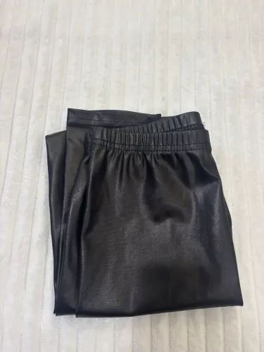 Calça Legging Cirrê Preta Efeito Couro / Resinada com Cós de Elástico