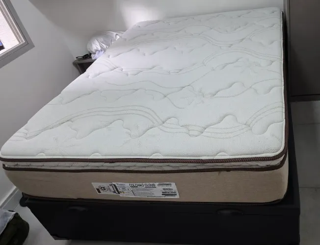 Cama box baú casal + Colchão de molas ensacadas, com duas semanas de uso.