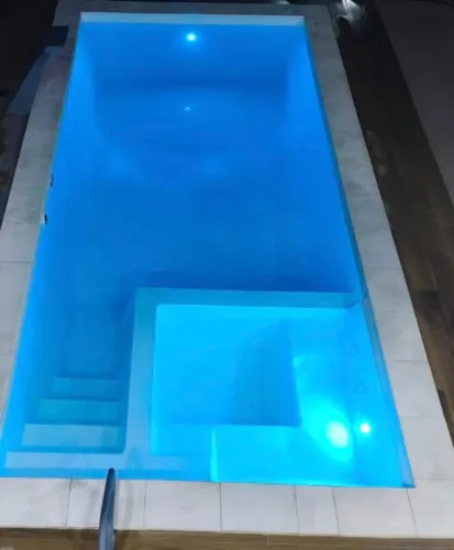 Espaço com piscina aquecida e com SPA
