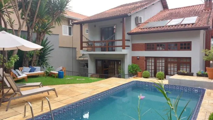 CASA MOBILIADA COM 3 QUARTOS + ESCRITÓRIO, CONDOMÍNIO COM LAZER.